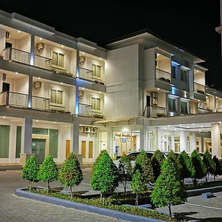 Naka Hotel Kupang Купанг Экстерьер фото
