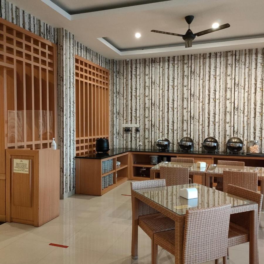 Naka Hotel Kupang Купанг Экстерьер фото